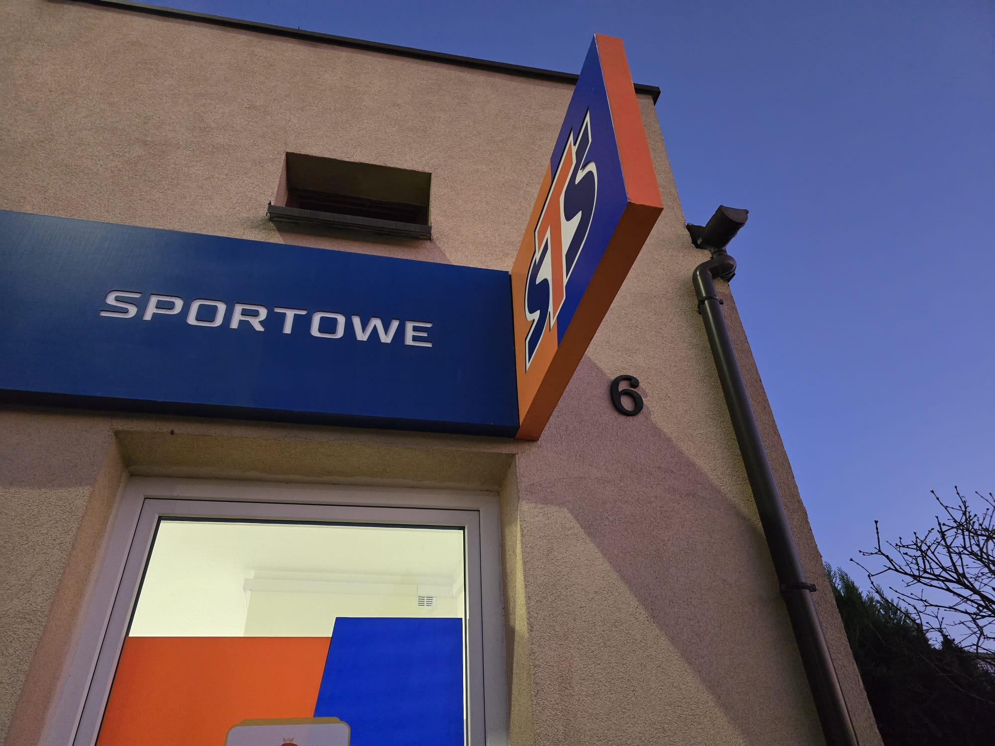 a50d51e7-58ea-427d-8325-1a8c3ba70941